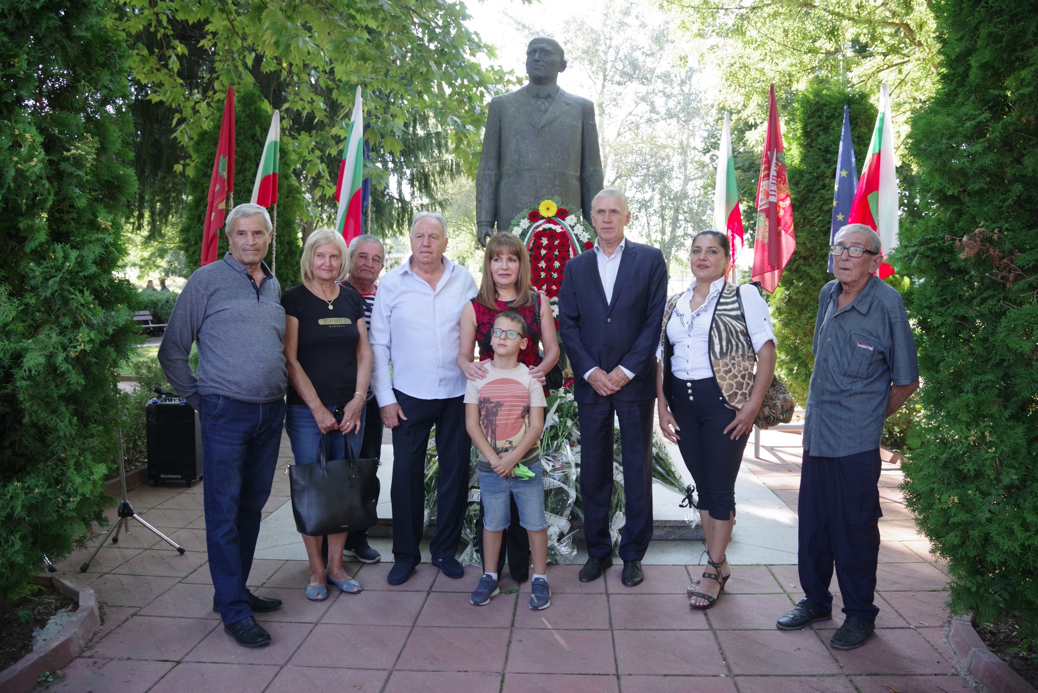 Дъщерята и внучката на Людмила Живкова се поклониха на паметника ѝ ...