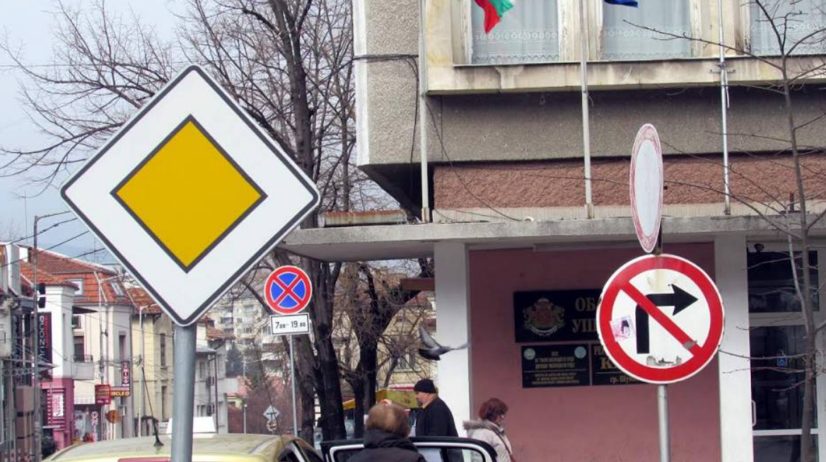 Обявени са обществените поръчка за пътни знаци и полагане на маркировка ...