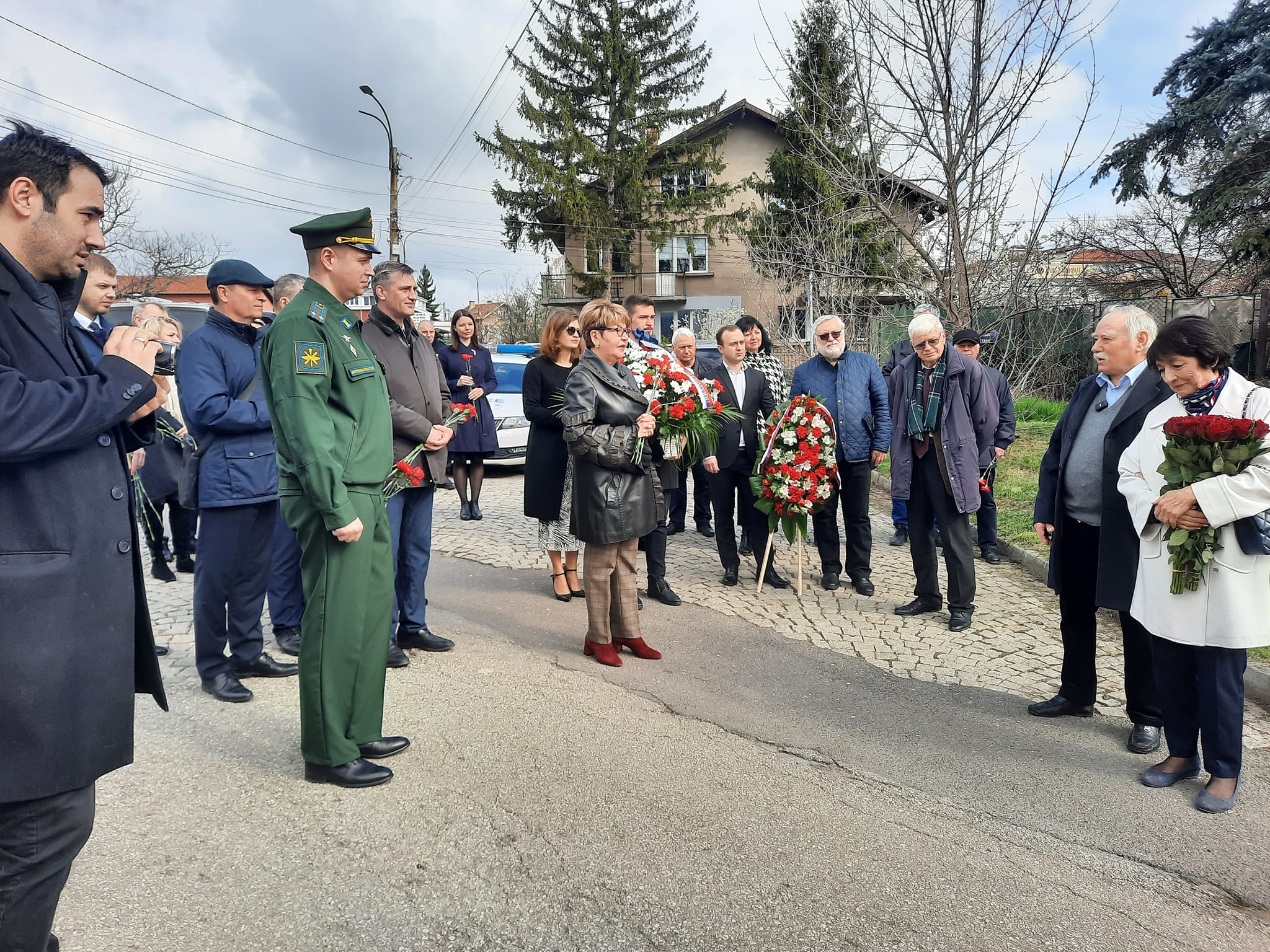 Елеонора Митрофанова положи цветя в Банкя (СНИМКИ) - Информационна ...
