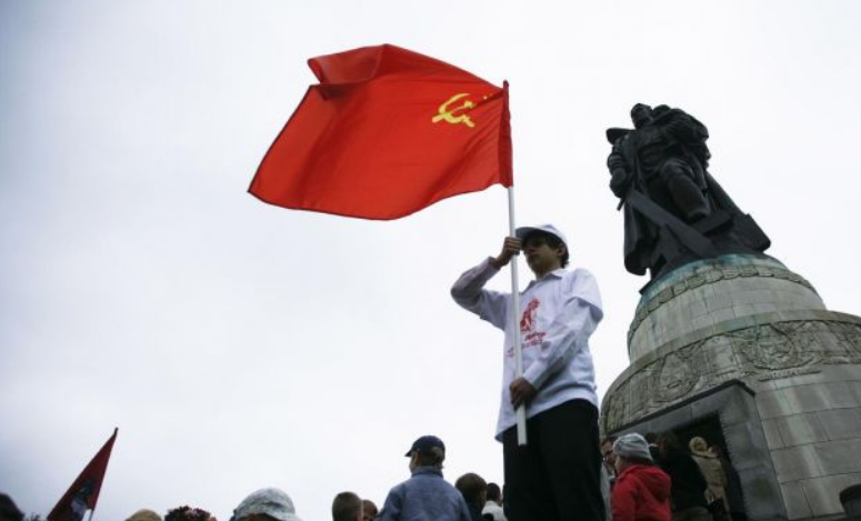 Берлински съд забрани руски и съветски знамена около трите съветски ...