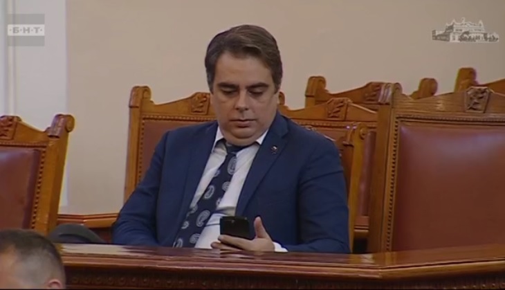 ГОРЕЩО В ПИК! Асен Василев и ген. Атанасов заровиха глави в телефоните ...