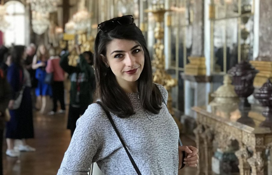 САМО В ПИК И РЕТРО: Лена се перчи със златно колие „Картие“ за 5 бона ...