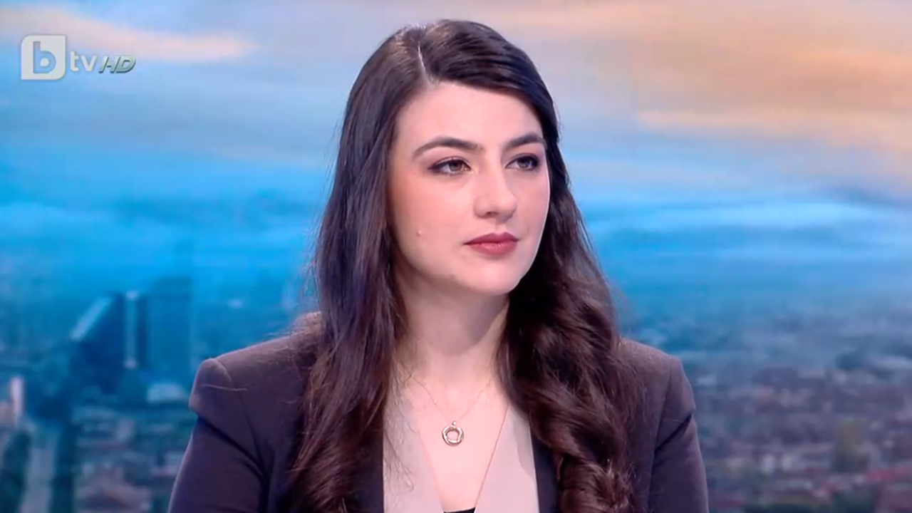 САМО В ПИК И РЕТРО: Лена се перчи със златно колие „Картие“ за 5 бона ...