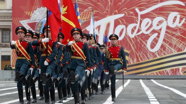 Русия чества Деня на победата с традиционния военен парад. Путин: Няма ...