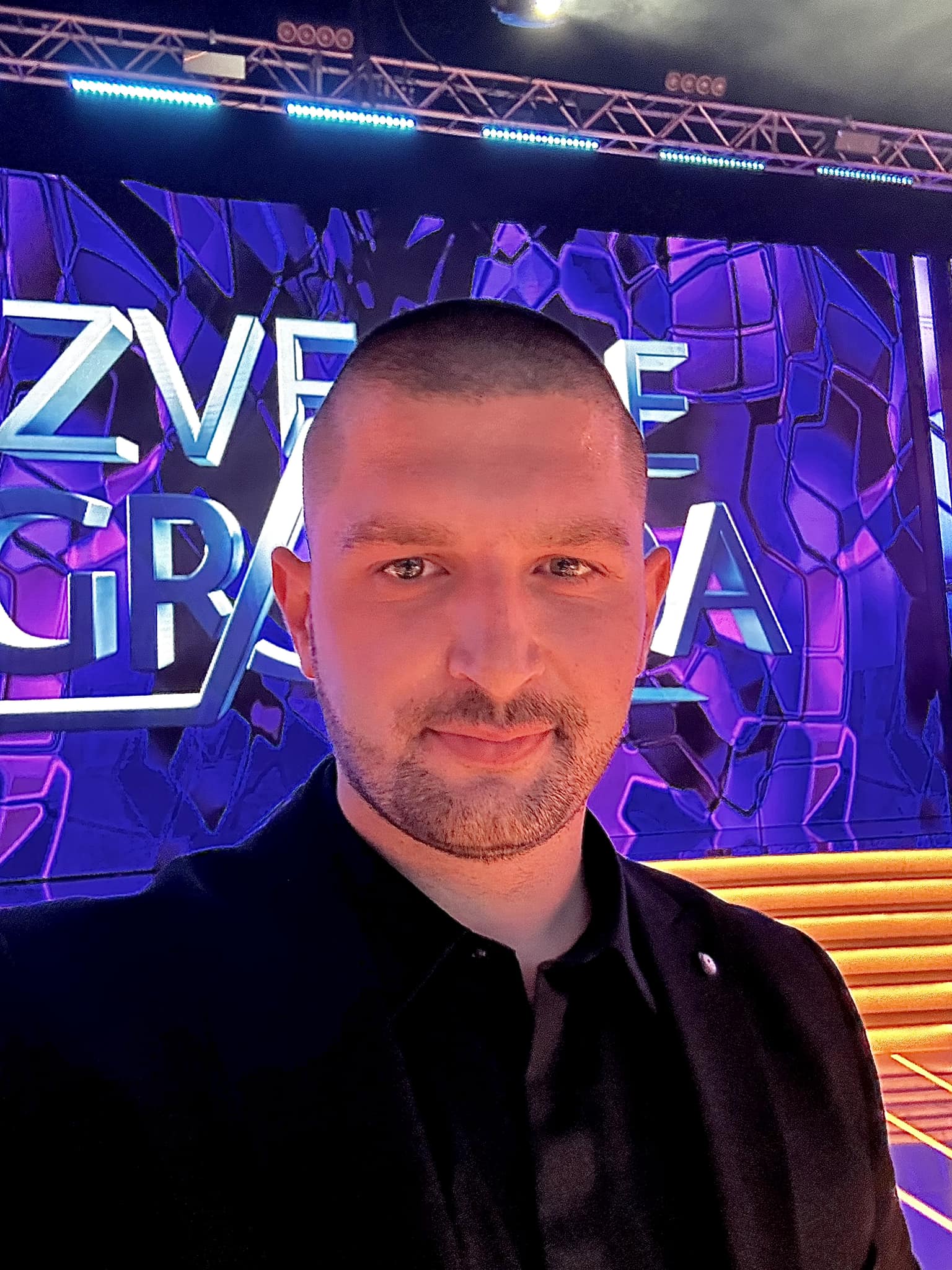 Българинът Яни Янков - на финала на култово музикално шоу в Сърбия ...