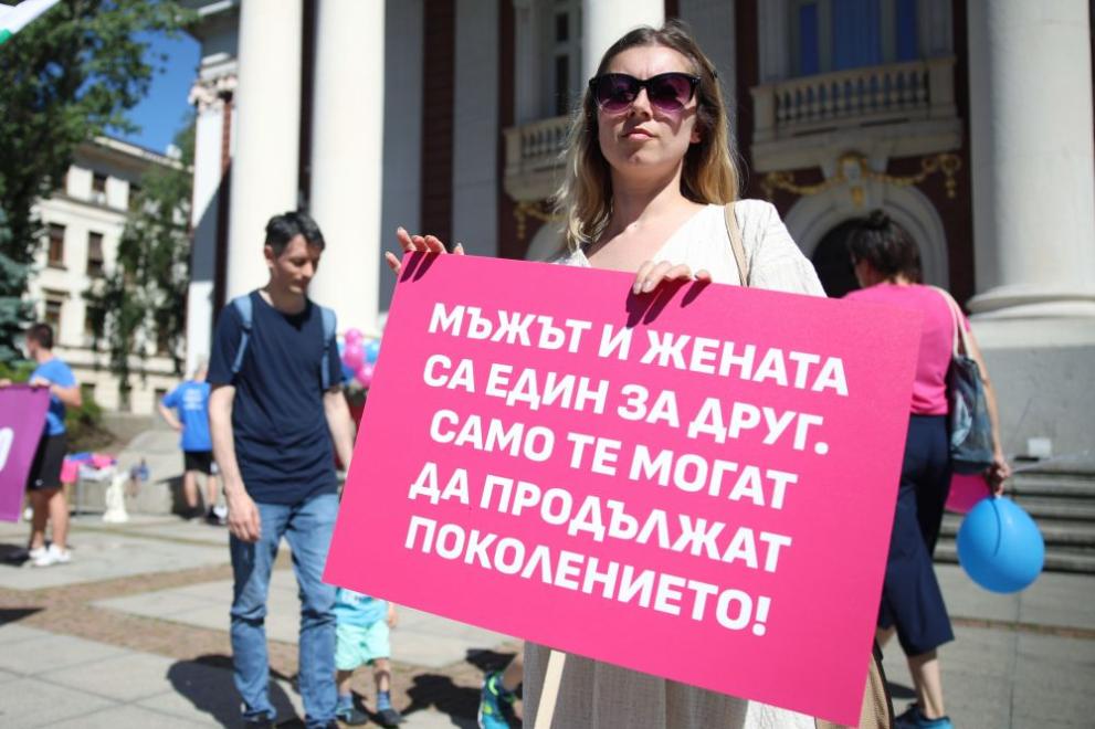 Поход в защита на семейните ценности тече в София - Информационна ...