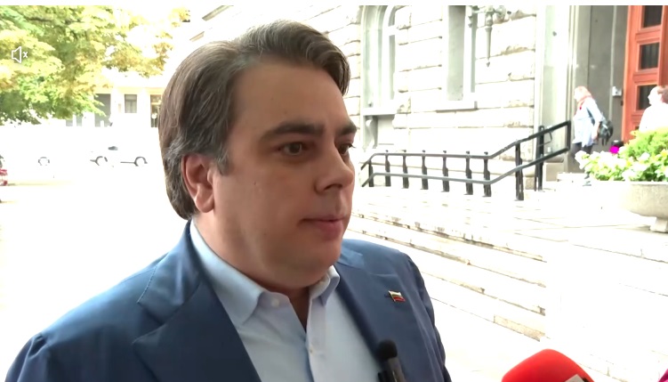 Асен Василев съвсем превъртя играта - иска дисквалифициране на Главчев ...