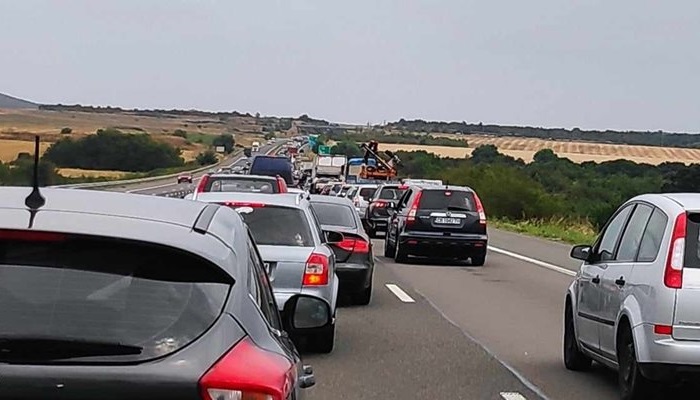 ЩО ЗА ПРОСТОТИЯ?! Шофьор изпреварва на магистрала Тракия с ръце зад ...