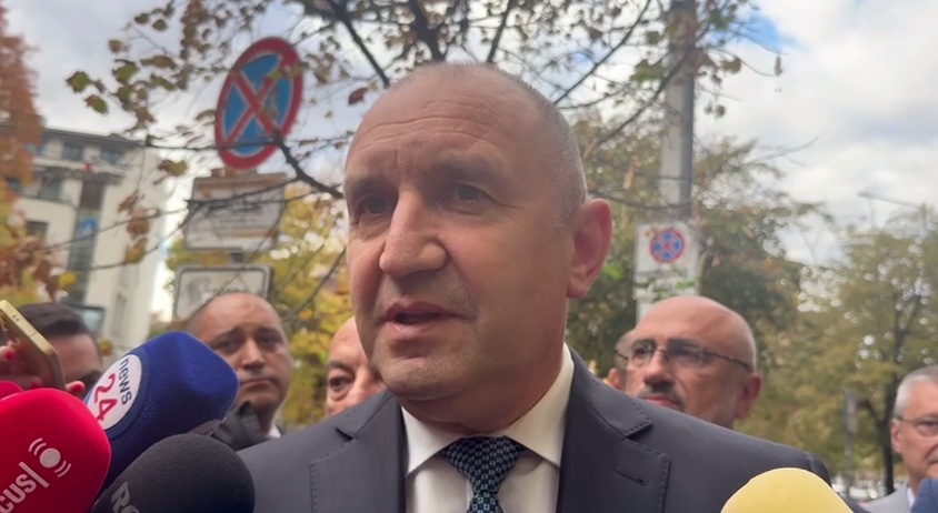 БЕСЕН ЕКШЪН насред центъра на София: Радев мърмори за показните акции срещу кметове на опозицията, Колтуклиева избърса тротоара с него (ВИДЕО/СНИМКИ)