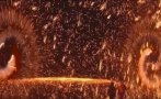 Ритуал на 500 години: в Китай показаха огнено шоу от железни искри