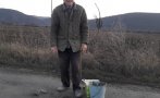 Пенсионер запълва сам зинали дупки по пътя