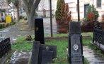 Безбожници потрошиха паметници на свещеници, заровили ги в църковен двор