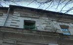 ОПАСНИ ОТЛОМКИ: Къща се руши в центъра на София, камъни застрашават живота на хората