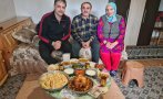 Родопско семейство посрещна в дома си Владо Карамазов