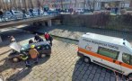 ЕКШЪН НА ПЪТЯ! Кола падна в река в центъра на Хасково, има пострадали