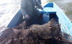 Извадиха 30 уреда за улов на раци от Дуранкулашкото езеро