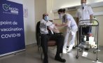Премиерът на Франция се ваксинира на живо с „АстраЗенека”