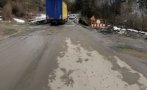 Разбит път между Своге и Бучин проход чака ремонт с години