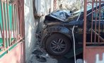 СЛЕД ИЗПРЕВАРВАНЕ: Джип събори ограда и се заби в къща