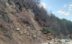 Пътят Смолян – Чепеларе остава затворен заради свлачище