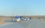 Полиция загради кола край Козлодуй, младеж подхвърли дрога пред ченгетата (ВИДЕО)