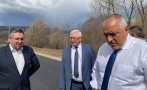ПЪРВО В ПИК TV: Борисов инспектира новоасфалтиран път - шофьори спират, за да го поздравят (ВИДЕО/СНИМКИ)