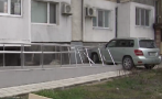 Кола се вряза в жилищен блок в Бургас (СНИМКА)