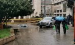 ИЗВЪНРЕДНО: Откриха труп в градинката пред общината в Бургас! Мъжът се спречкал с други двама минути преди това (ОБНОВЕНА/СНИМКИ)