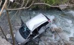 Зрелищна каскада: Кола скочи в река Лева край Враца
