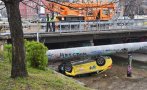 МЕЛЕ В СОФИЯ: Такси падна по таван в коритото на Владайска река, шофьорът е в болница (СНИМКИ)