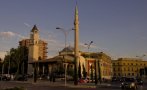 КЪРВАВ УЖАС! Мъж намушка петима в джамия в Тирана