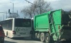 ОТ ПОСЛЕДНИТЕ МИНУТИ: Автобус и боклукчийски камион се натресоха в Пловдив
