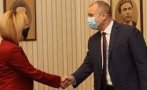 Мая Манолова забелязана в президентството - мълчи пред ПИК TV (ВИДЕО)