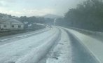 Пътят Хасково - Черноочене побеля заради силна градушка (ВИДЕО)
