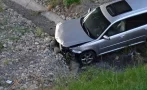 КАРЪК: Чисто нова кола падна в 20-метрова дупка на магистрала 