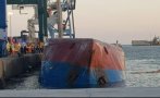 Товарен кораб се преобърна на пристанище в Испания
