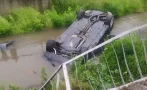 Пиян до козирката шофьор паркира колата си в река