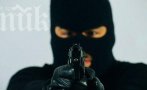 КАТО НА КИНО: Маскиран крадец заплаши продавачка с пистолет в Кърджали