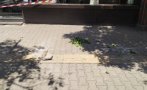 Отломка от фасада на сграда падна на спирка на площад 