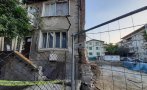 СУМАТОХА В ПЛОВДИВ: Къща се наклони на една страна заради изкоп (СНИМКИ)