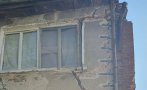 В Пловдив укрепват разцепена къща, евакуираха хората