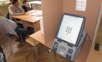 СИГНАЛ ДО ПИК: Само 4-ма успяха да гласуват за 20 минути във Френската гимназия в София. Забраняват на полицаи да пускат вота си