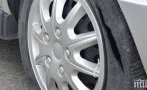 Три деца нарязаха гумите на кола в Кърджали