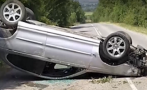 Дупка на пътя преобърна кола край Велики Преслав, оцелелият шофьор съди общината