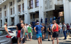 Яки здравеняци окупираха Съдебната палата в Бургас, искат възмездие за смъртта на авера си Юмер