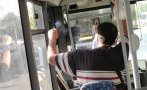 Кондуктор си запали цигара в градския транспорт