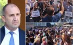 ПЪЛНА БЛОКАДА: Мощен протест срещу кабинета на Радев във Варна (СНИМКИ)