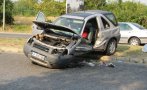 ТЕЖЪК УДАР: Трима в болница след катастрофа между кола и джип в Русе ТЕЖЪК УДАР: Трима в болница след катастрофа между кола и джип в Русе