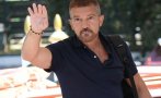 Антонио Бандерас се появи неузнаваем на фестивала във Венеция