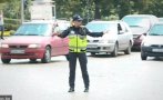 Пътни полицаи регулират натоварено кръстовище в Пловдив